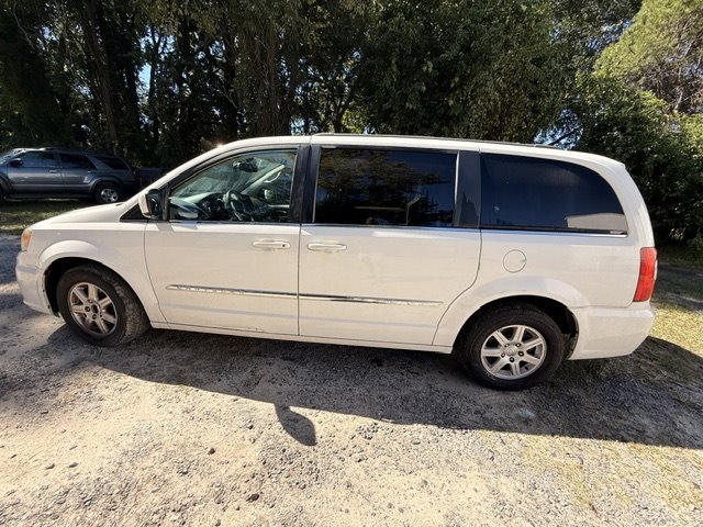 2011 Chrysler Town And Country - $3,495