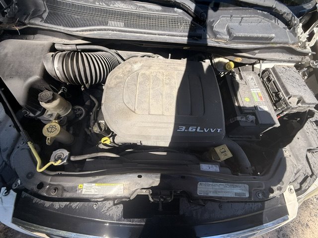 2011 Chrysler Town And Country - $3,495