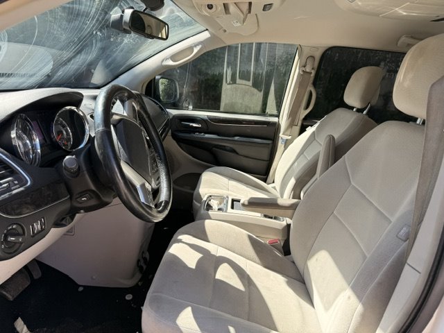 2011 Chrysler Town And Country - $3,495