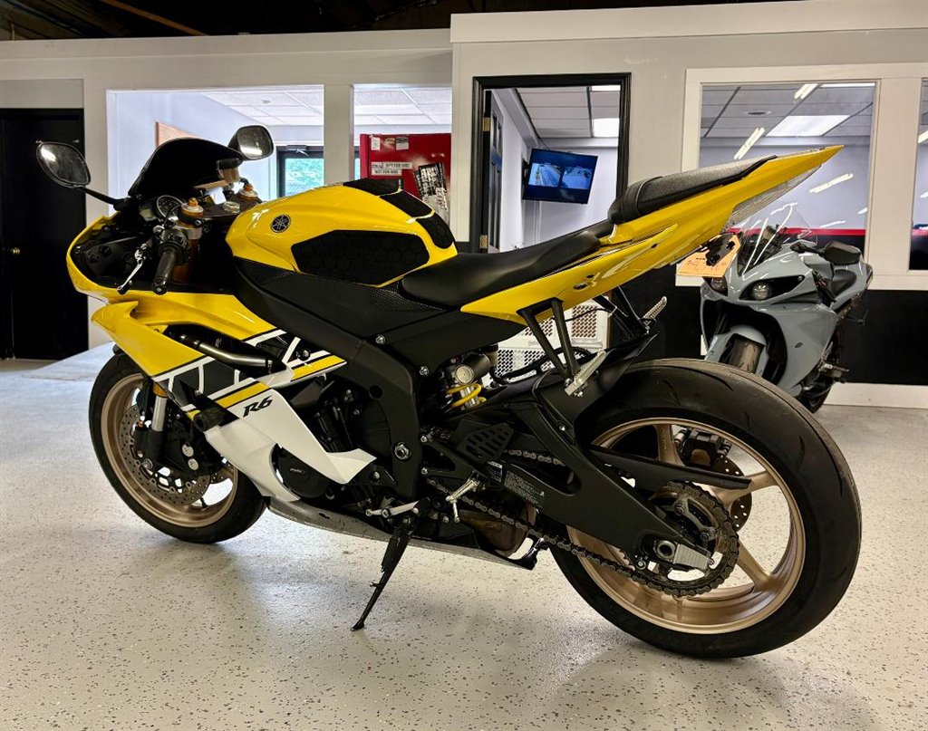 2016 Yamaha Yzf-r6 - $10,999