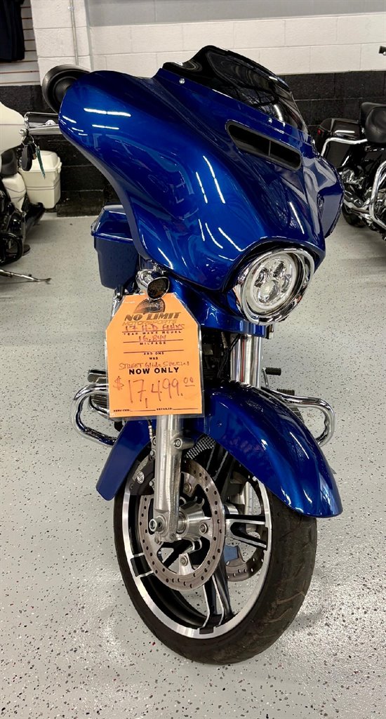 2017 Harley-Davidson FLHRXS Road King Special - $17,499
