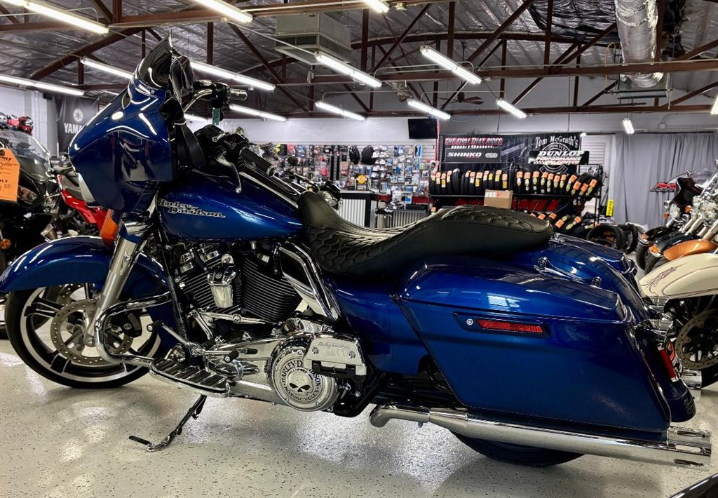 2017 Harley-Davidson FLHRXS Road King Special - $17,499