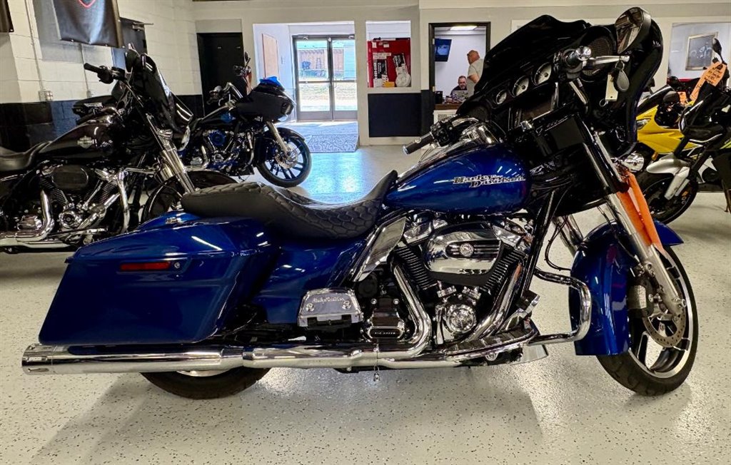 2017 Harley-Davidson FLHRXS Road King Special - $17,499