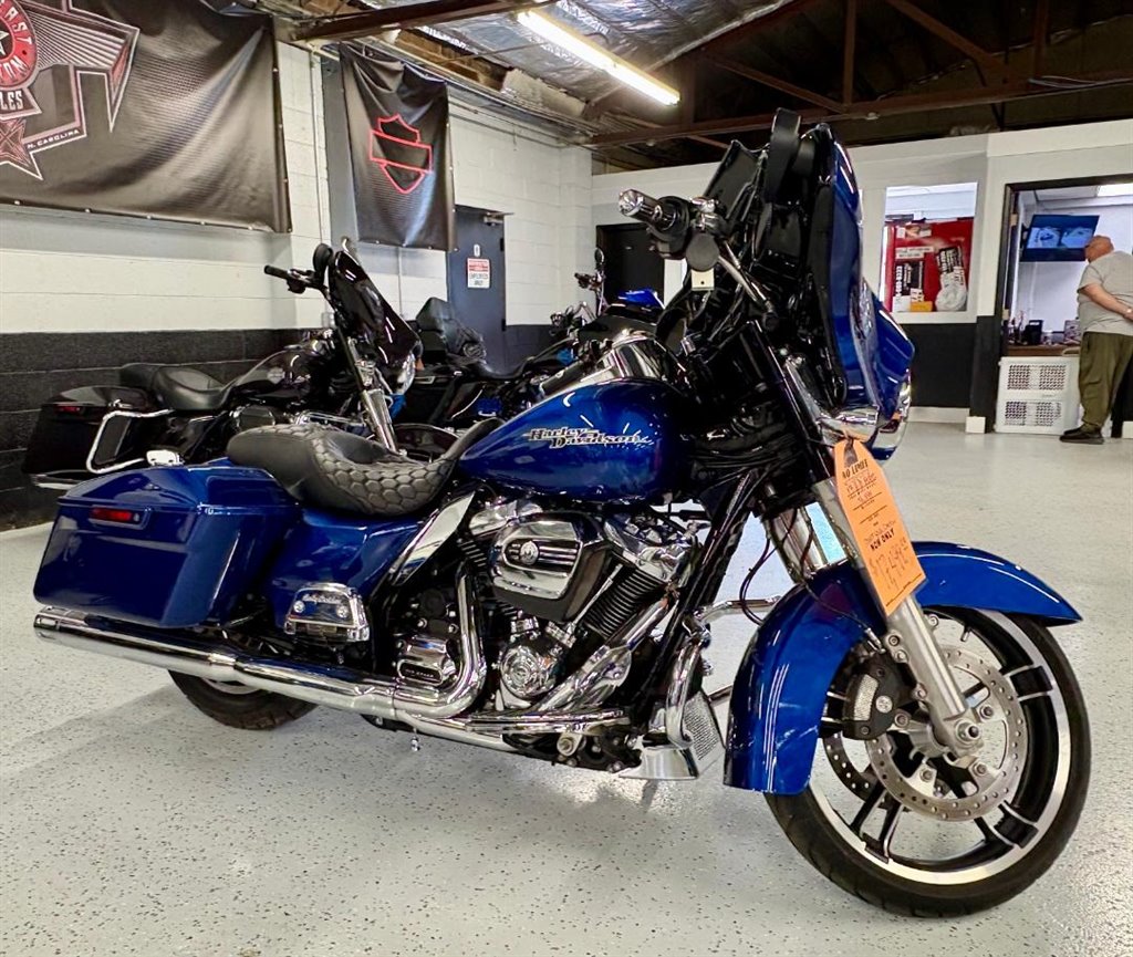 2017 Harley-Davidson FLHRXS Road King Special - $17,499