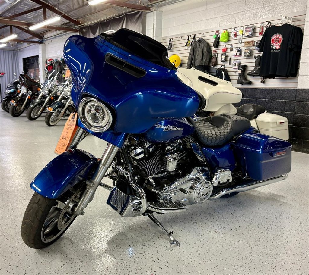 2017 Harley-Davidson FLHRXS Road King Special - $17,499