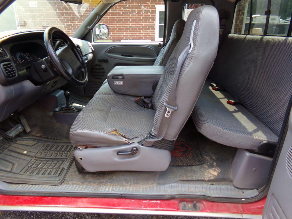 2001 Dodge RAM 1500 4X4 EXTENDED CAB FOUR WHEEL DRIVE one owner - $4,200