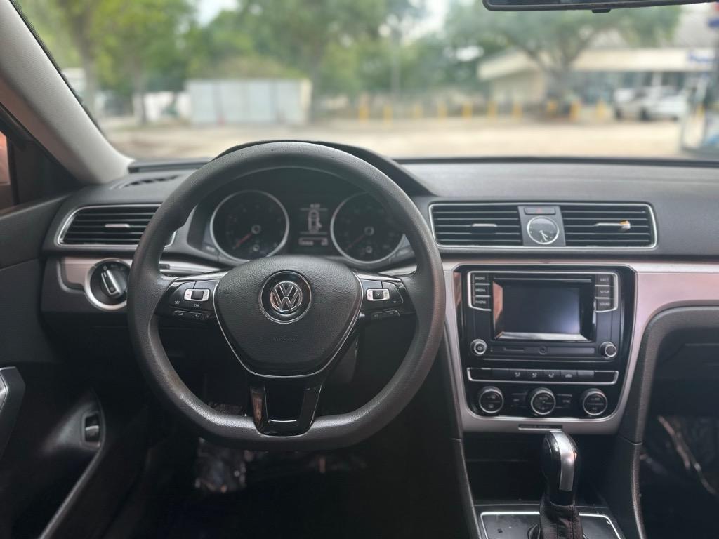 2017 Volkswagen Passat S photo