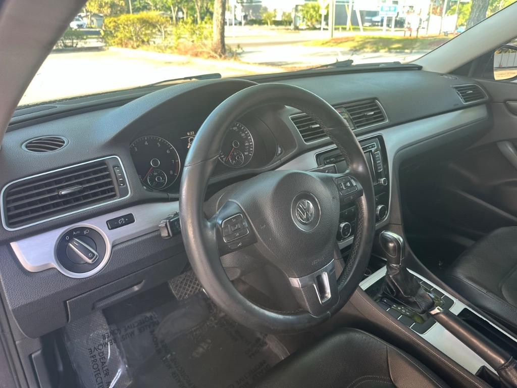 2012 Volkswagen Passat SE photo