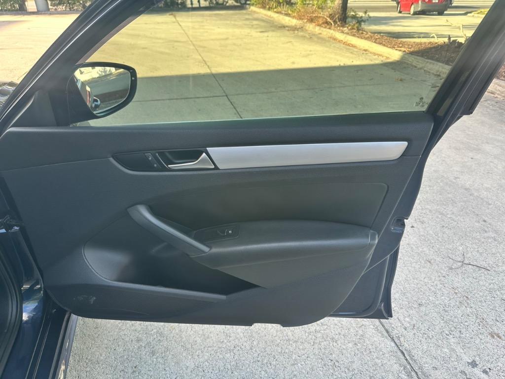2012 Volkswagen Passat SE photo