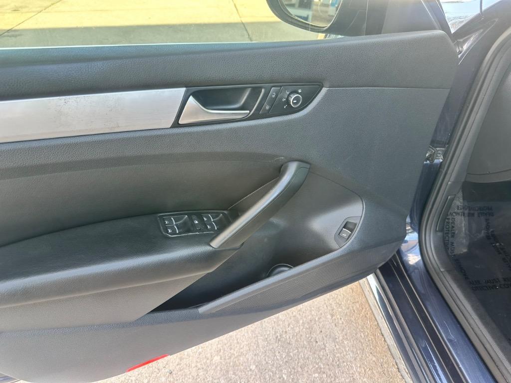 2012 Volkswagen Passat SE photo