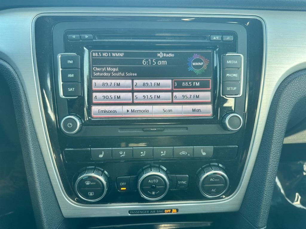 2012 Volkswagen Passat SE photo