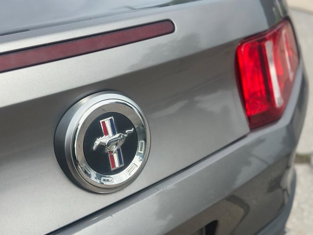 2010 Ford Mustang V6 Premium photo