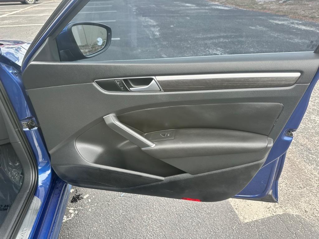 2016 Volkswagen Passat SE photo