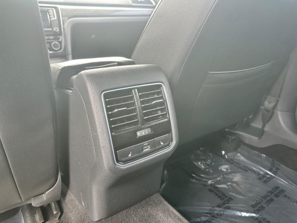 2016 Volkswagen Passat SE photo