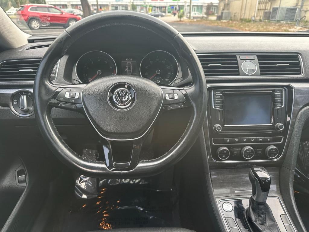 2016 Volkswagen Passat SE photo