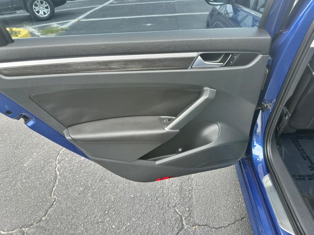 2016 Volkswagen Passat SE photo
