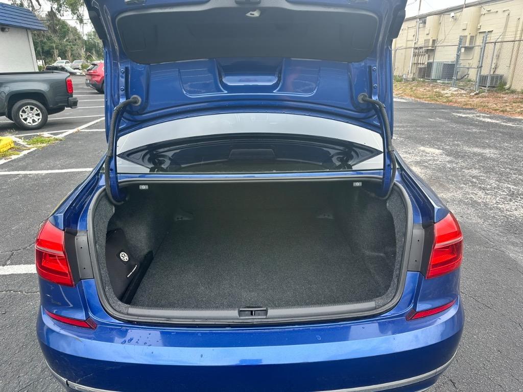 2016 Volkswagen Passat SE photo