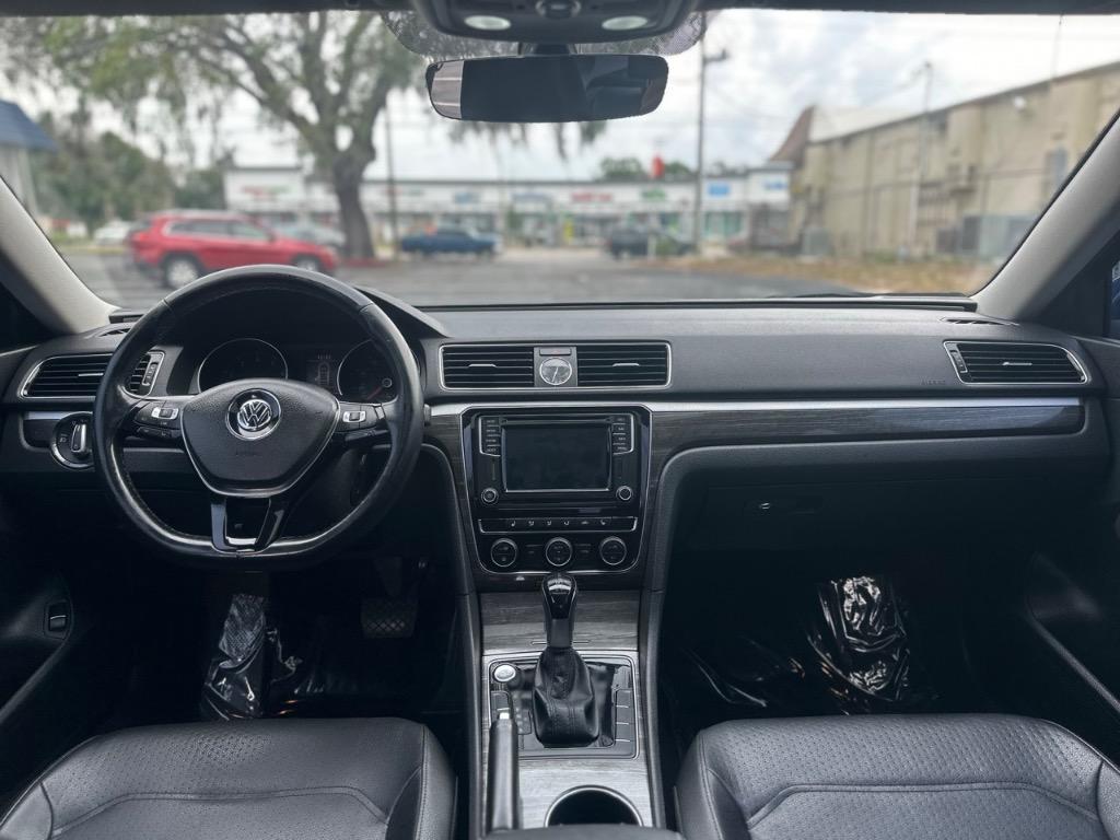 2016 Volkswagen Passat SE photo