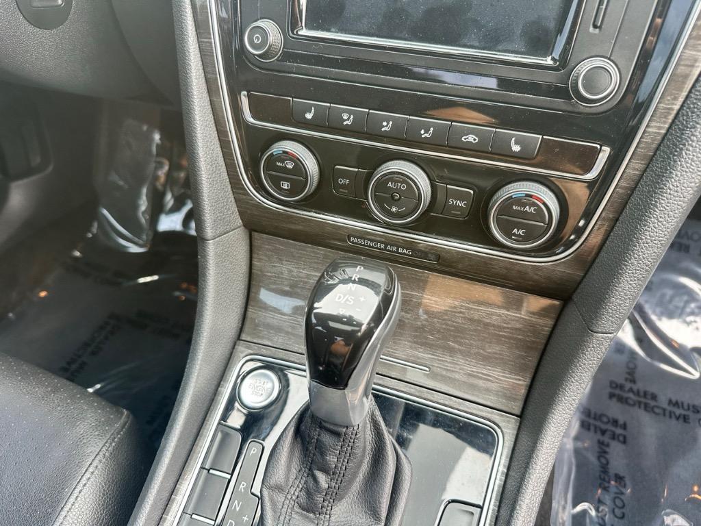 2016 Volkswagen Passat SE photo