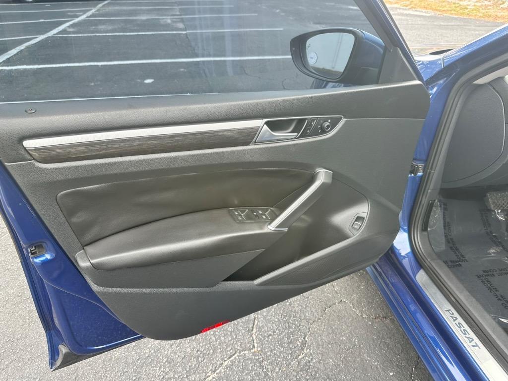 2016 Volkswagen Passat SE photo