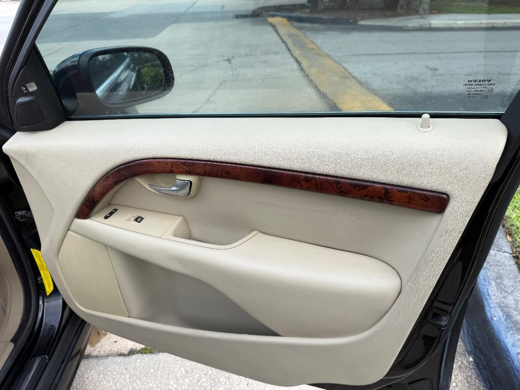 2008 Volvo V70 - $4,990