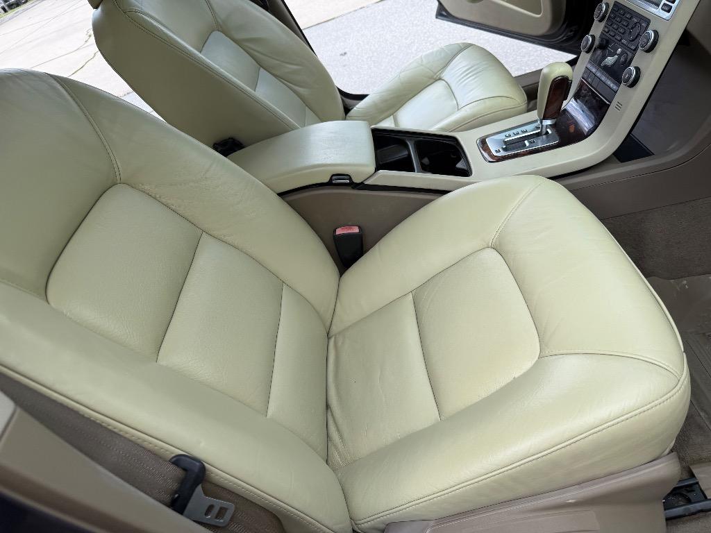 2008 Volvo V70 - $4,990