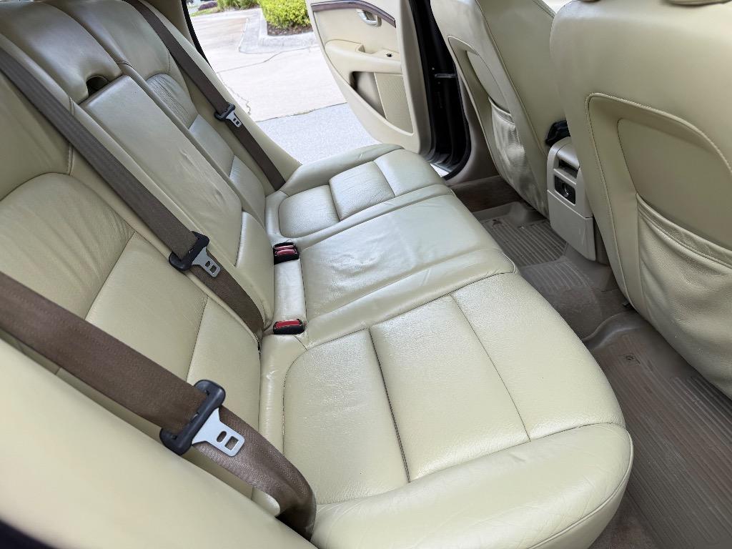 2008 Volvo V70 - $4,990