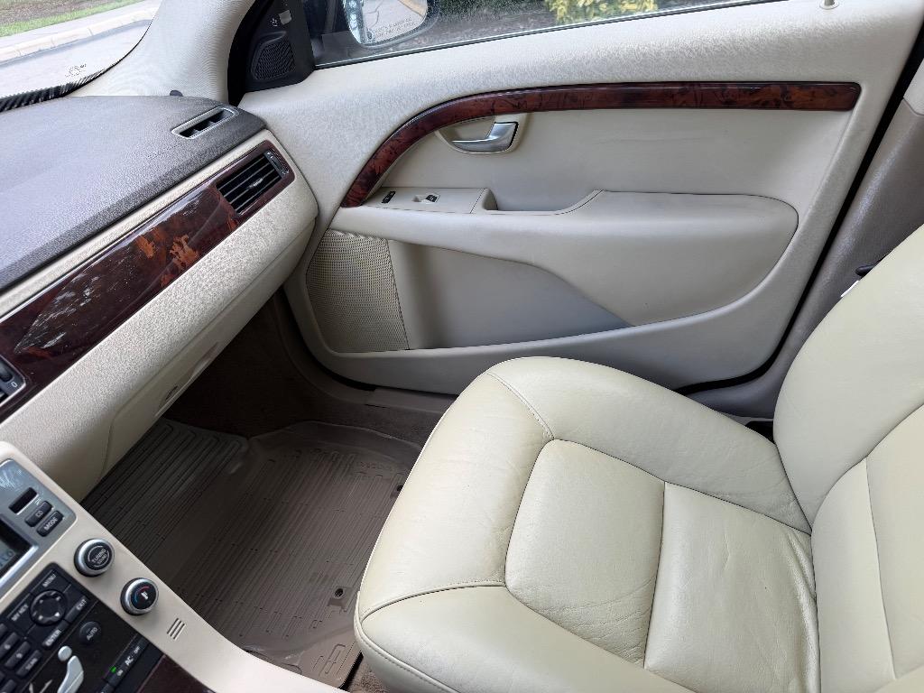 2008 Volvo V70 - $4,990