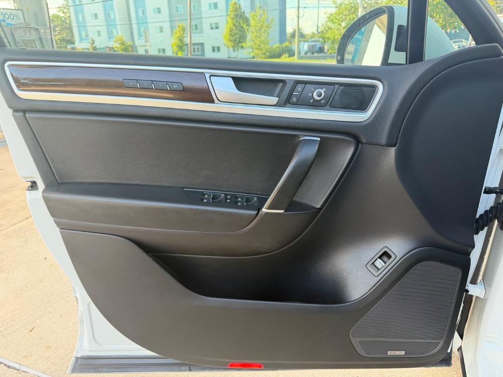 2016 Volkswagen Touareg - $12,990