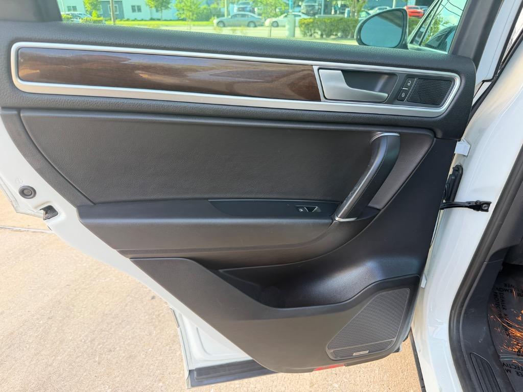 2016 Volkswagen Touareg - $12,990
