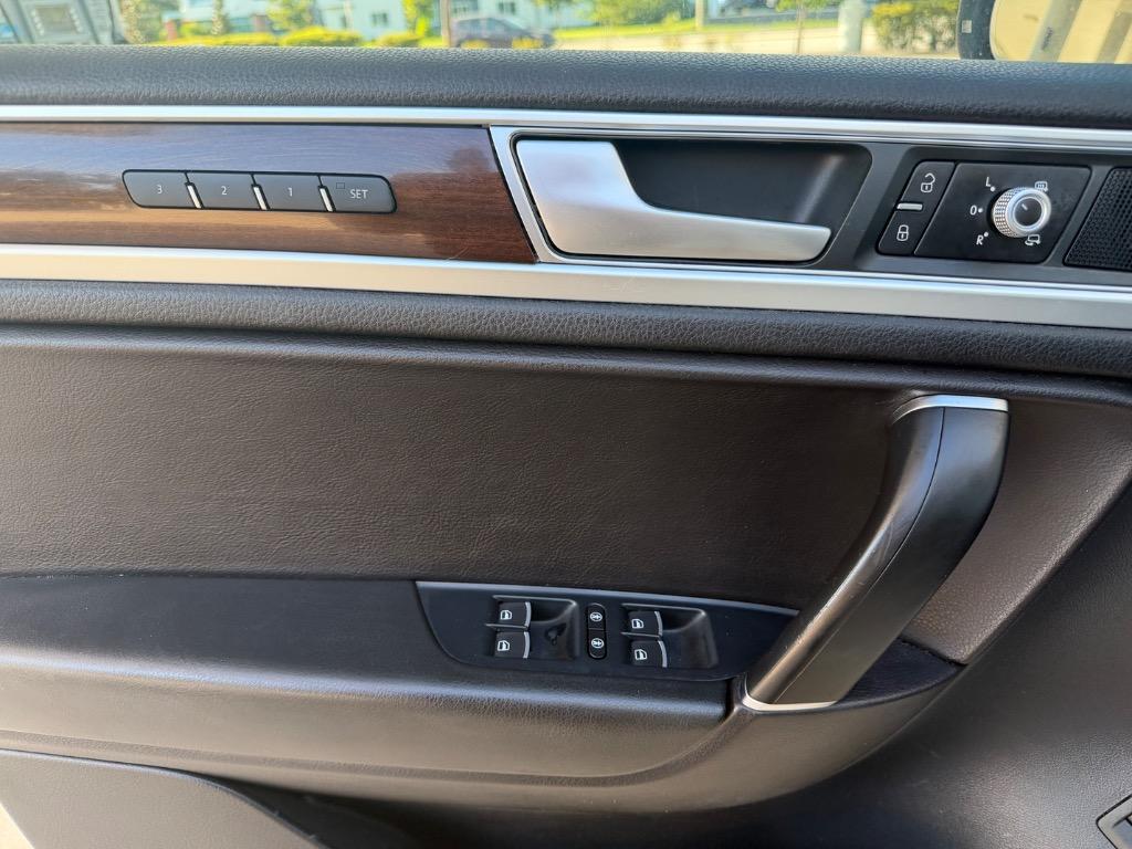 2016 Volkswagen Touareg - $12,990