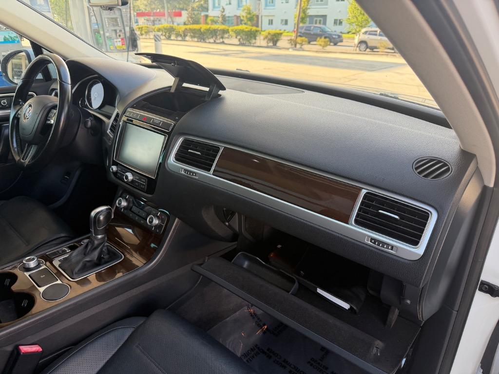 2016 Volkswagen Touareg - $12,990