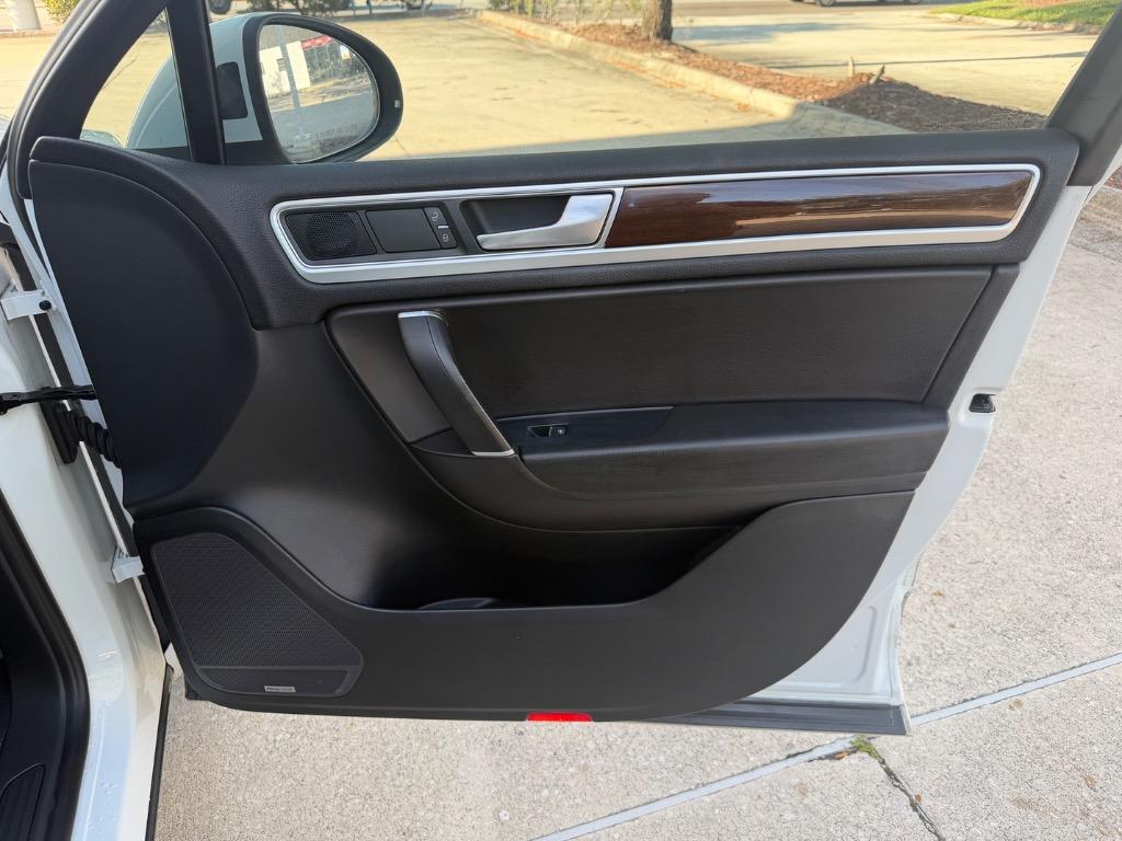 2016 Volkswagen Touareg - $12,990