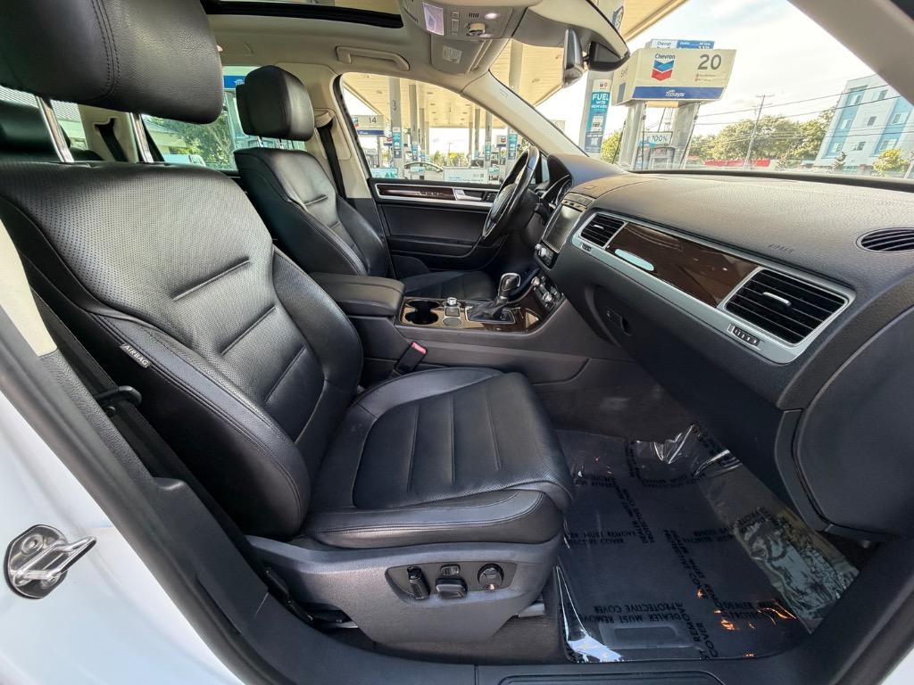 2016 Volkswagen Touareg - $12,990