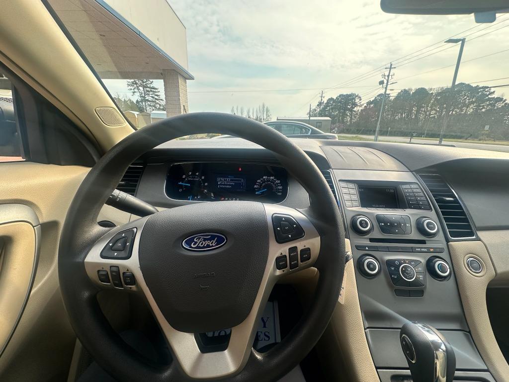2014 Ford Taurus SE photo