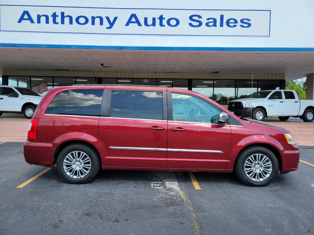 The 2014 Chrysler Town & Country Touring-L photos