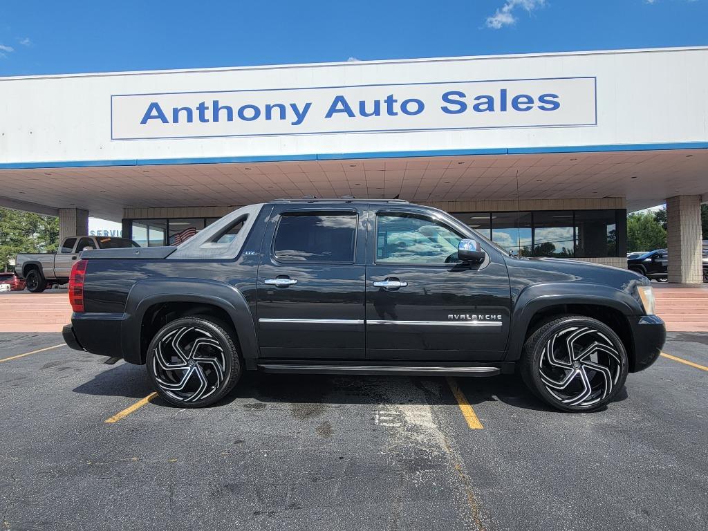 2010 Chevrolet Avalanche LTZ photo