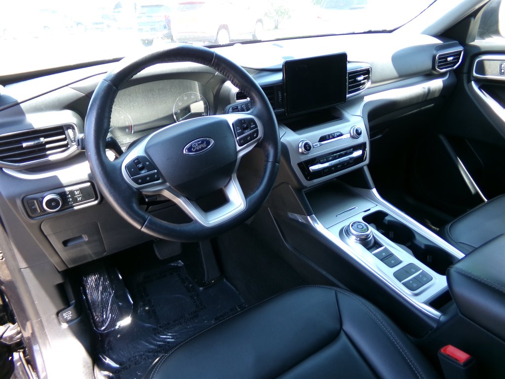 2023 Ford Explorer XLT photo
