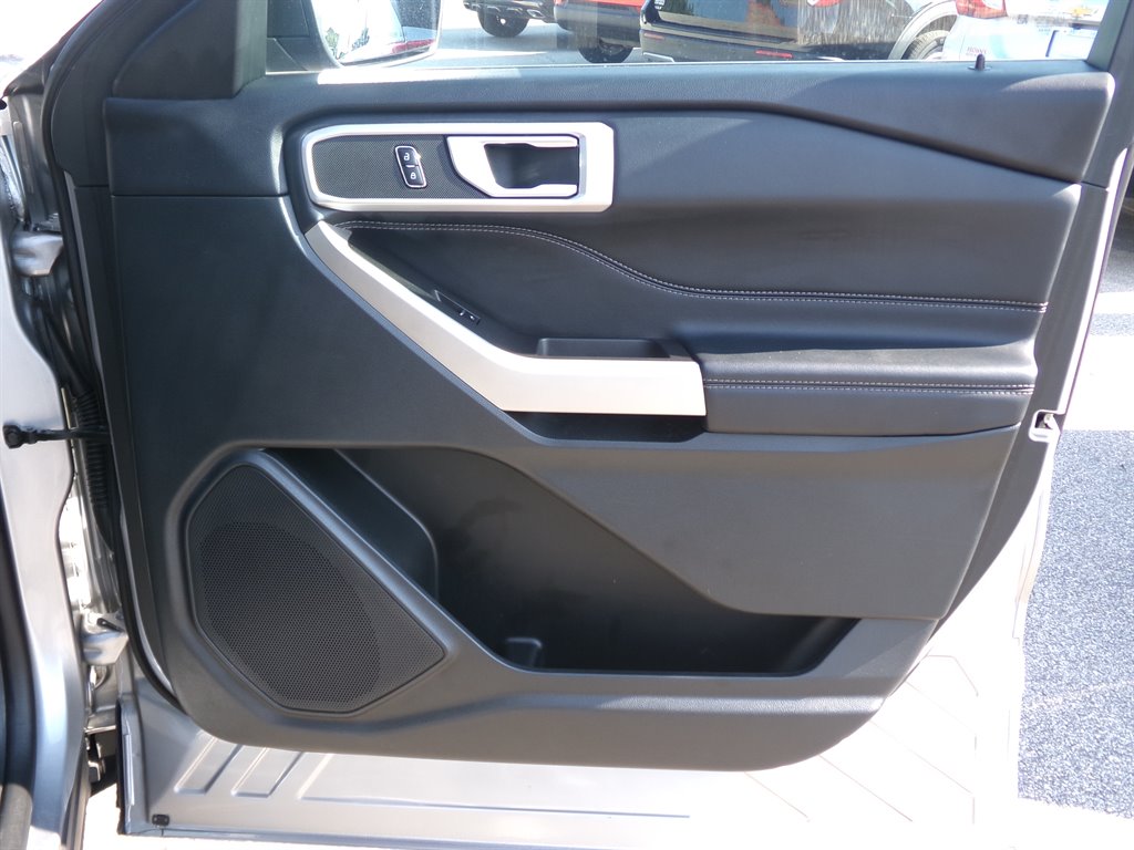 2023 Ford Explorer XLT photo