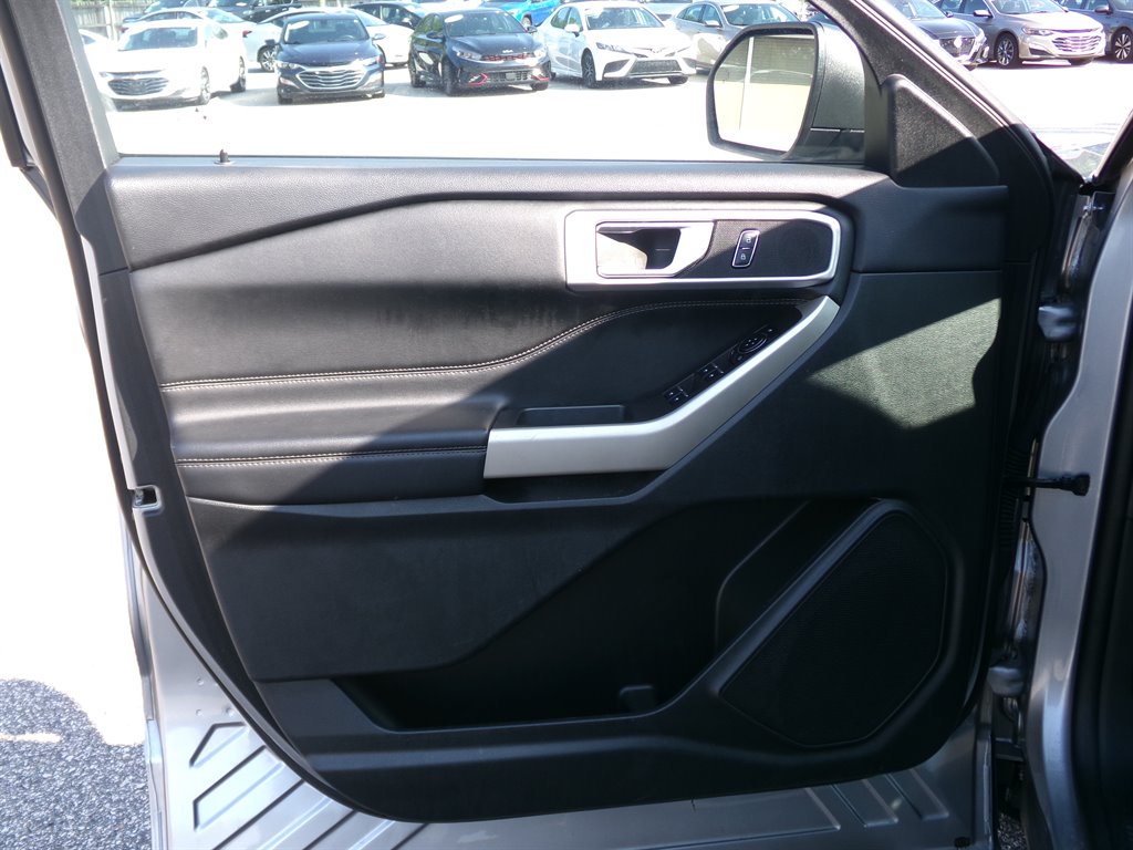 2023 Ford Explorer XLT photo