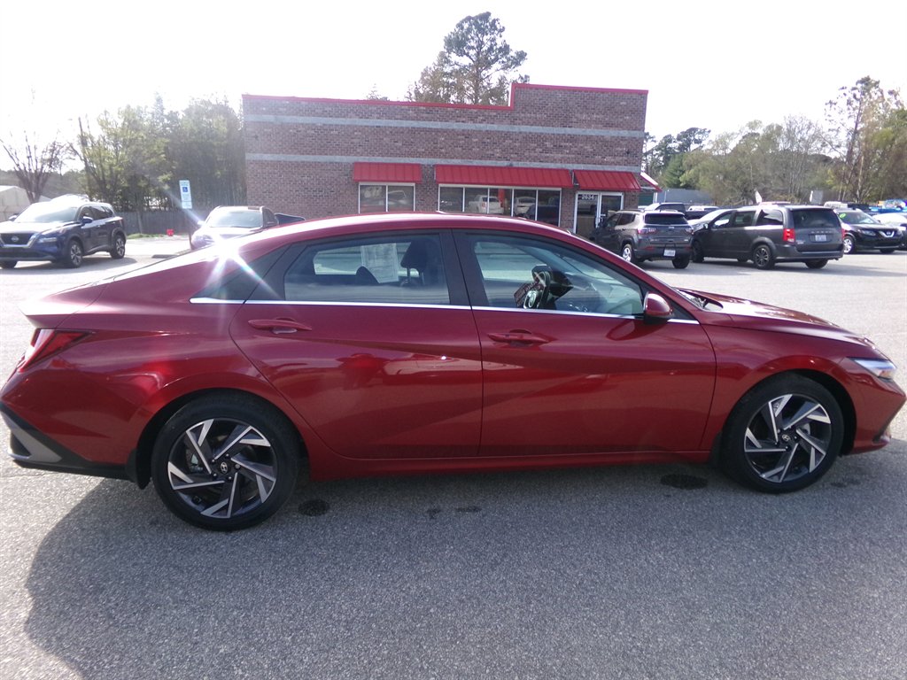 2025 Hyundai Elantra - $27,584