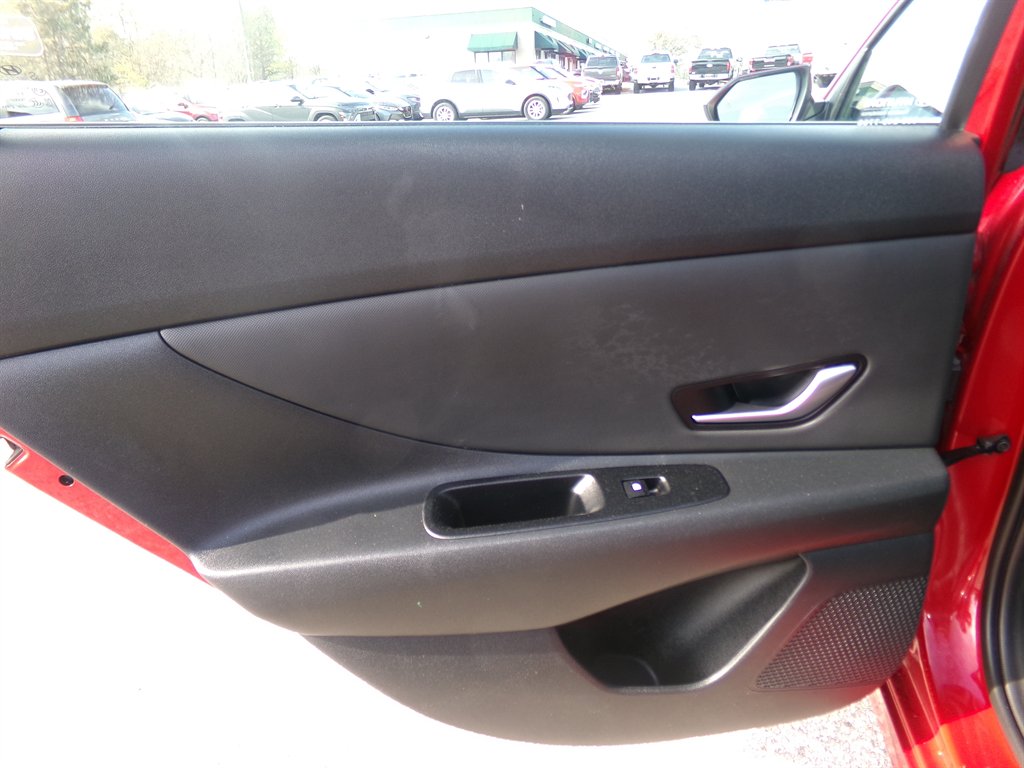 2025 Hyundai Elantra - $27,584