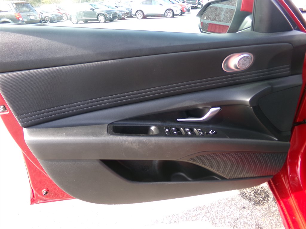 2025 Hyundai Elantra - $27,584