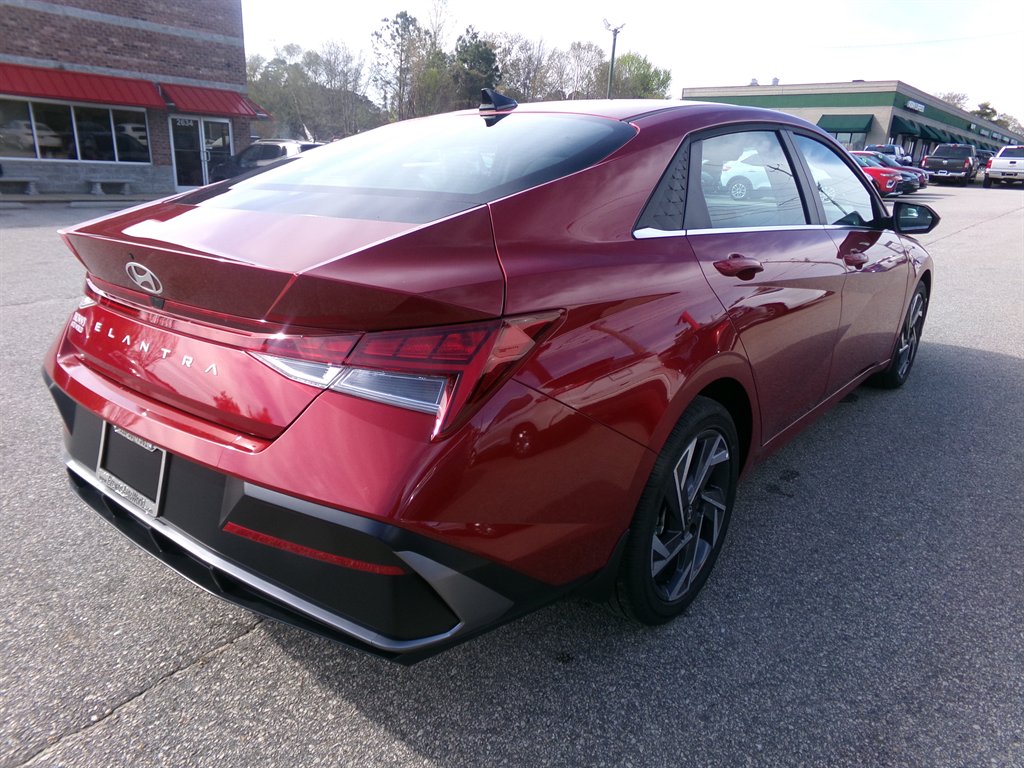 2025 Hyundai Elantra - $27,584