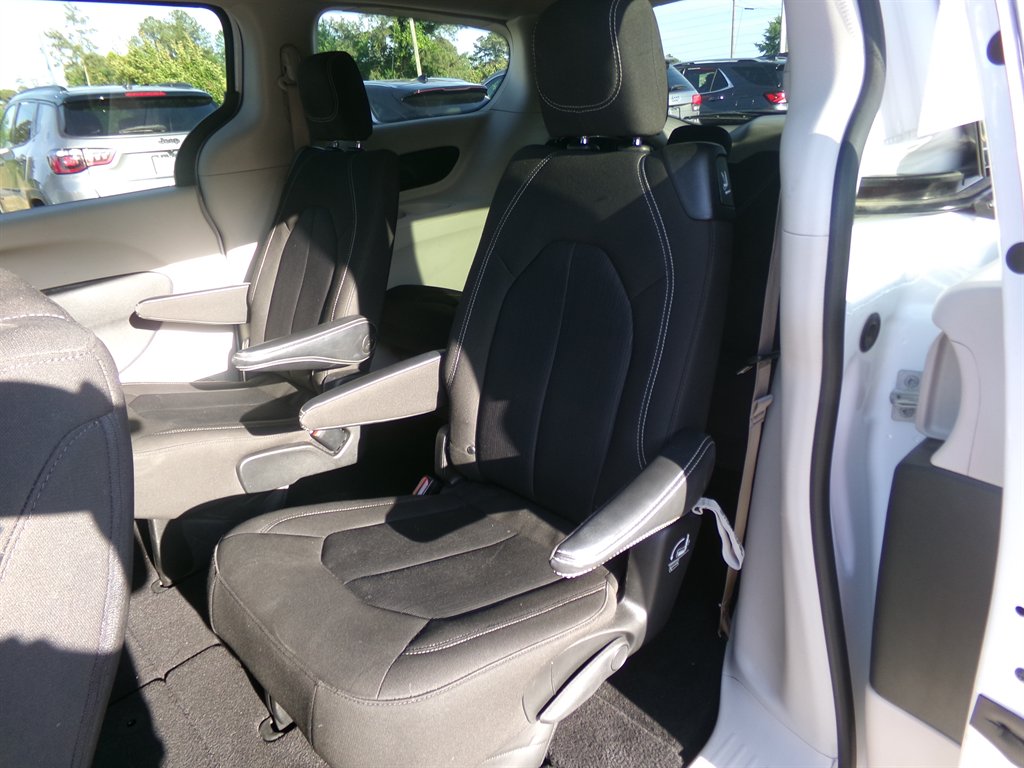 2022 Chrysler Voyager - $22,964