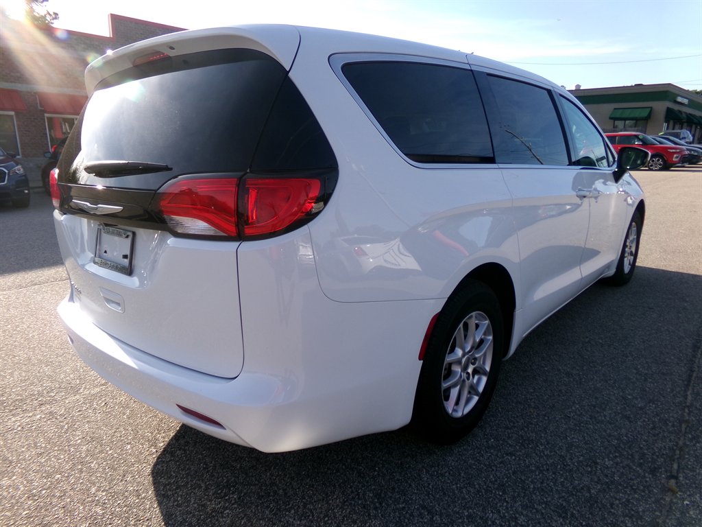 2022 Chrysler Voyager - $22,964