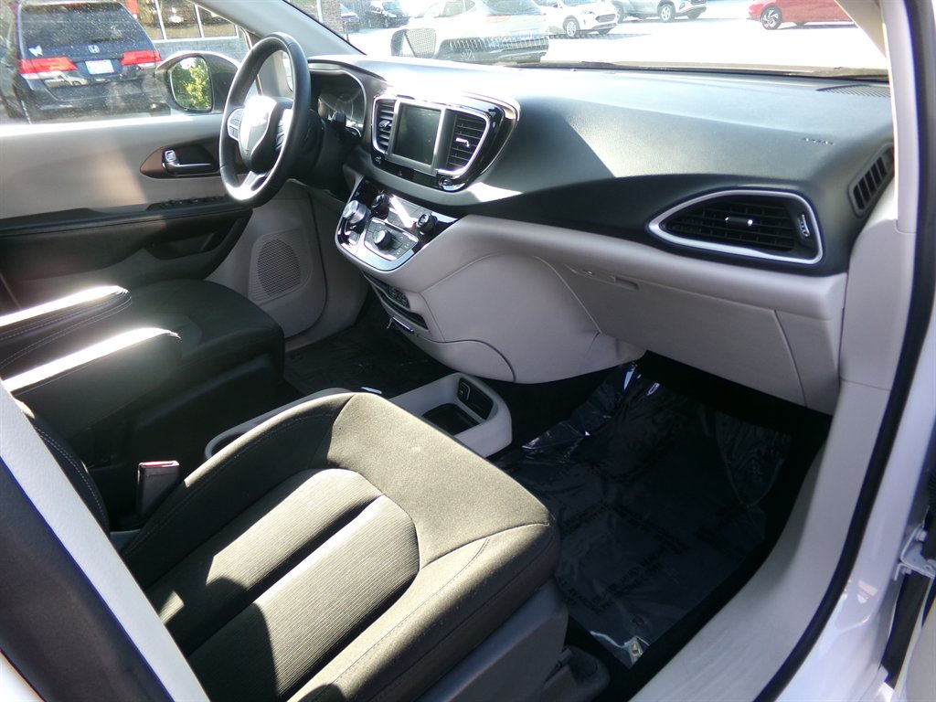 2022 Chrysler Voyager - $22,964