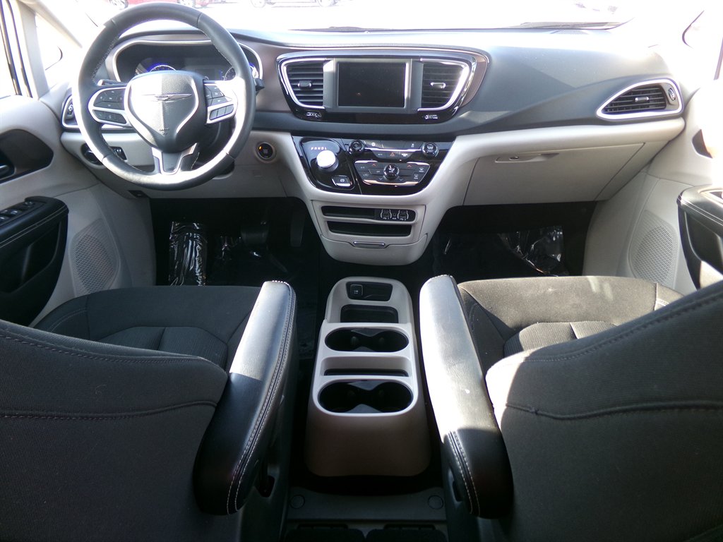 2022 Chrysler Voyager - $22,964