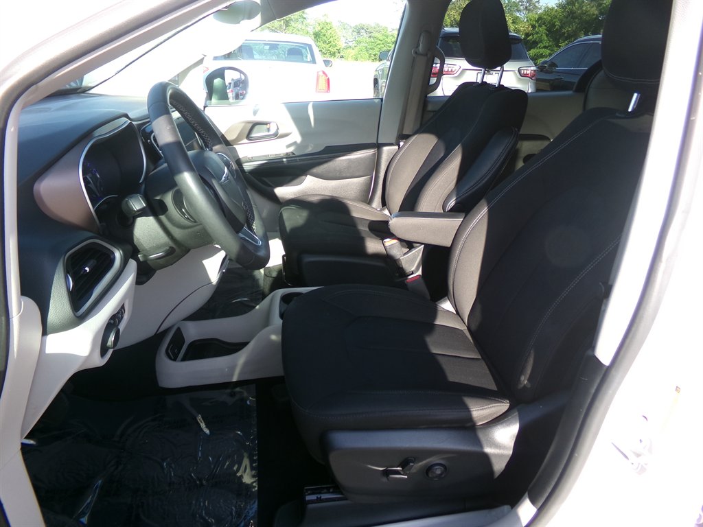 2022 Chrysler Voyager - $22,964