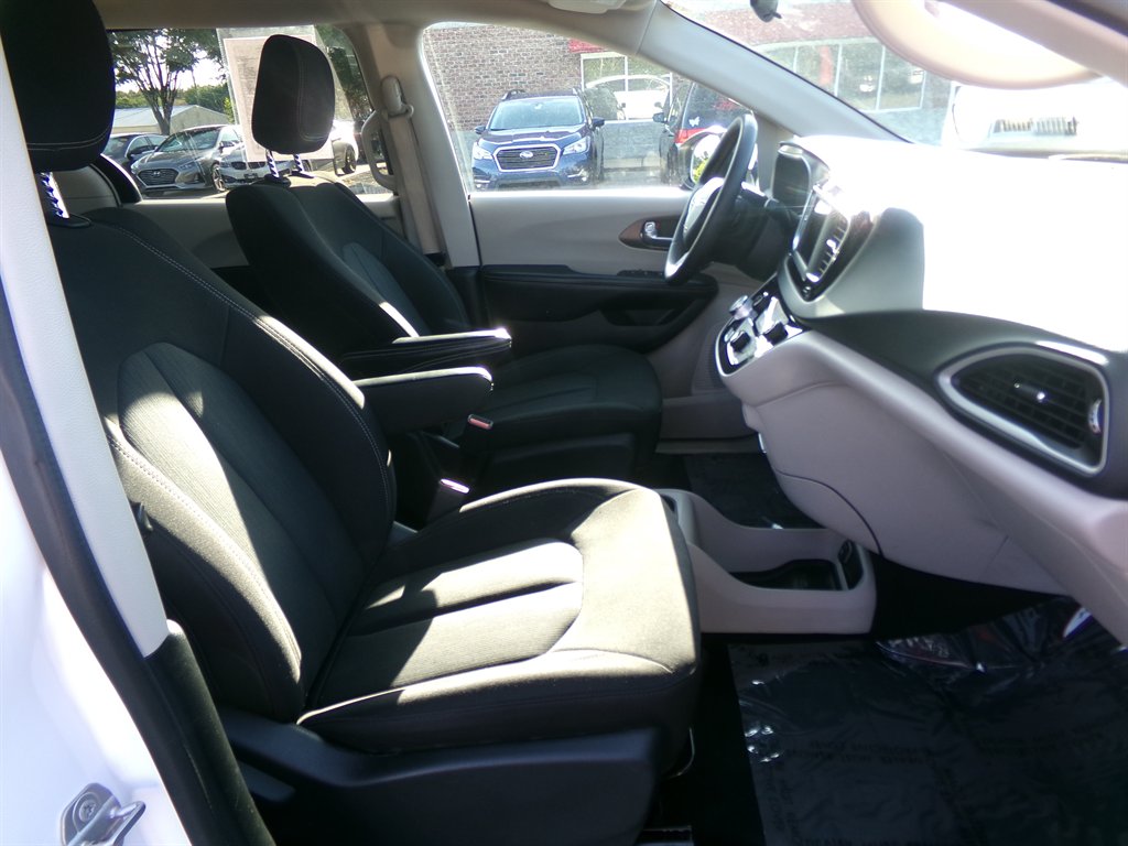 2022 Chrysler Voyager - $22,964